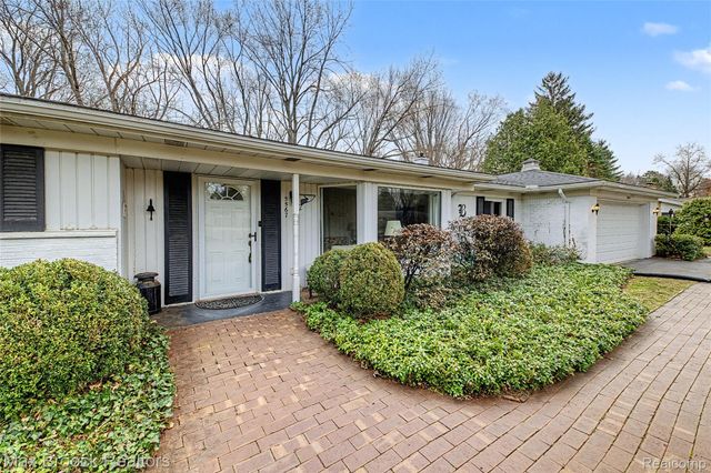 5567 Westwood Lane, Bloomfield Hills, MI 48301