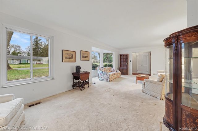 5567 Westwood Lane, Bloomfield Hills, MI 48301