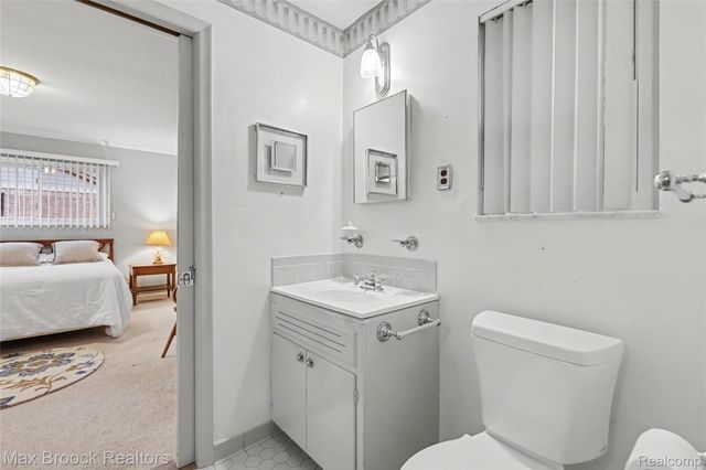 5567 Westwood Lane, Bloomfield Hills, MI 48301