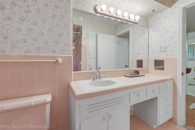 5567 Westwood Lane, Bloomfield Hills, MI 48301