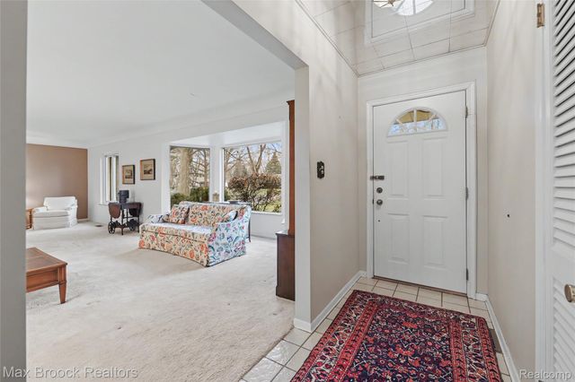 5567 Westwood Lane, Bloomfield Hills, MI 48301