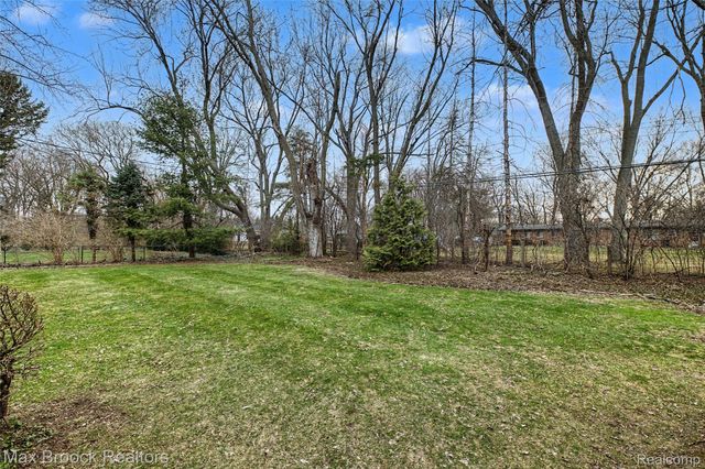 5567 Westwood Lane, Bloomfield Hills, MI 48301