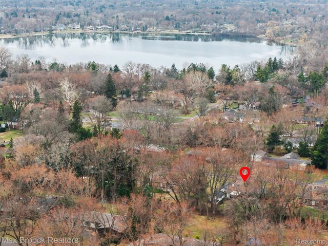 5567 Westwood Lane, Bloomfield Hills, MI 48301