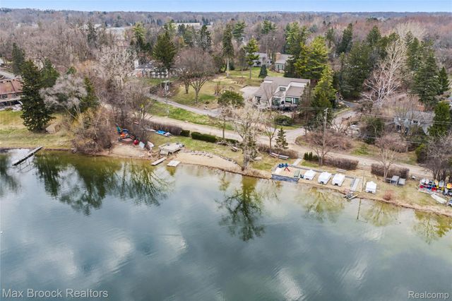 5567 Westwood Lane, Bloomfield Hills, MI 48301