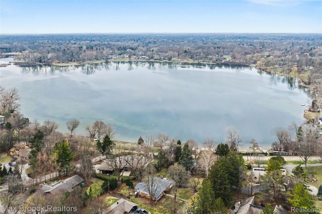 5567 Westwood Lane, Bloomfield Hills, MI 48301