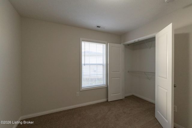 7112 Blue Stream Ct, Louisville, KY 40258