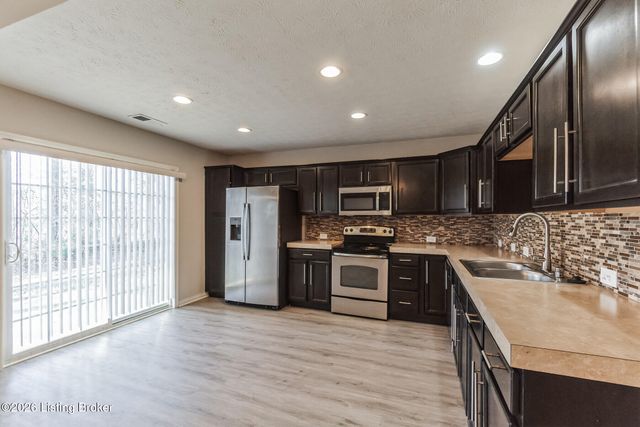 7112 Blue Stream Ct, Louisville, KY 40258