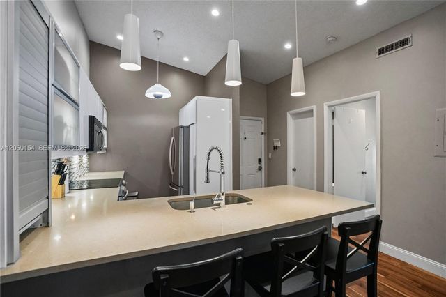 4910 NW 102nd Ave 203-8, Doral, FL 33178