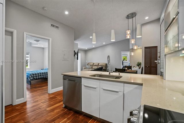 4910 NW 102nd Ave 203-8, Doral, FL 33178