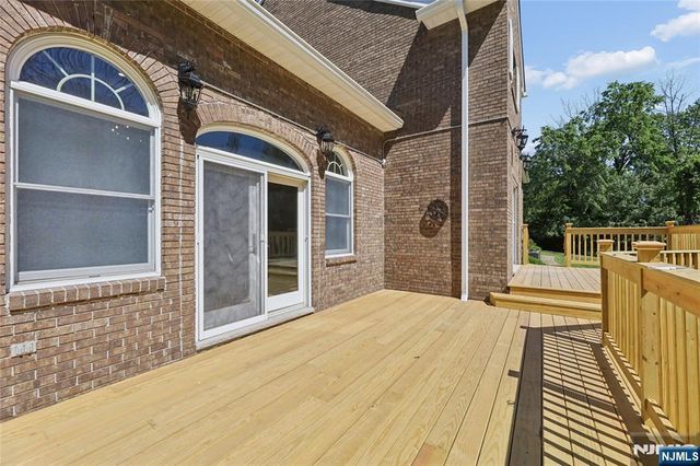 2 W Gate Road, Saddle River, NJ 07458