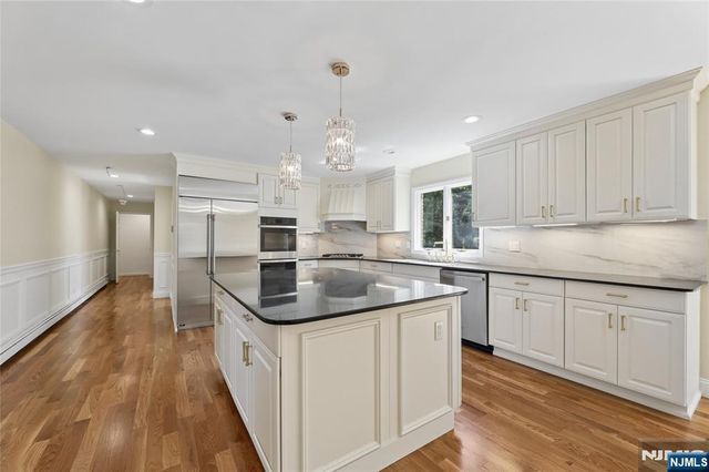 2 W Gate Road, Saddle River, NJ 07458