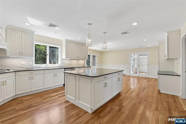 2 W Gate Road, Saddle River, NJ 07458