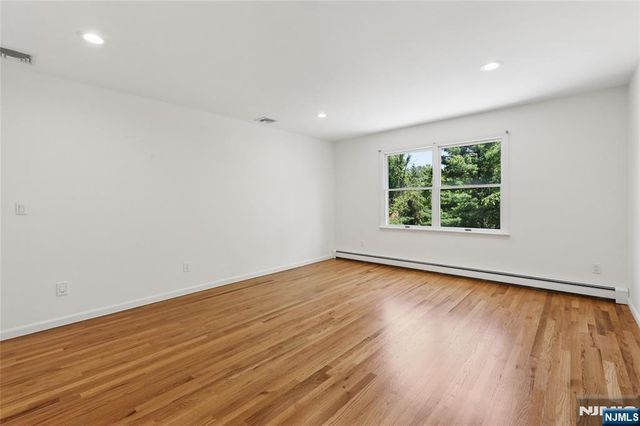2 W Gate Road, Saddle River, NJ 07458