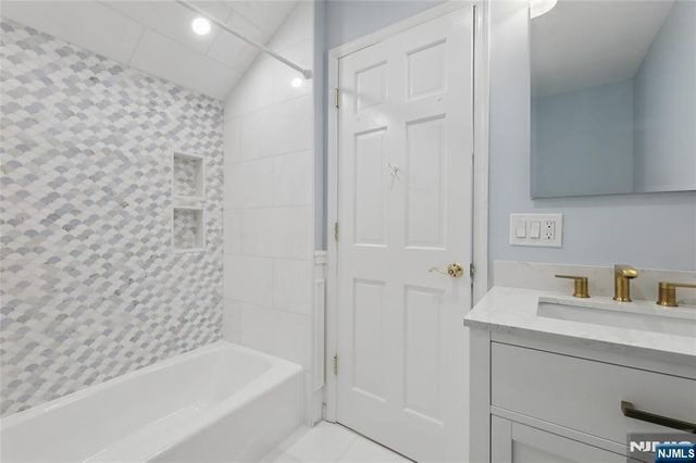 2 W Gate Road, Saddle River, NJ 07458