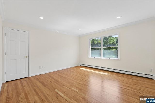 2 W Gate Road, Saddle River, NJ 07458