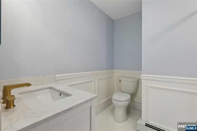 2 W Gate Road, Saddle River, NJ 07458