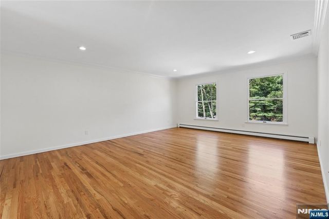 2 W Gate Road, Saddle River, NJ 07458