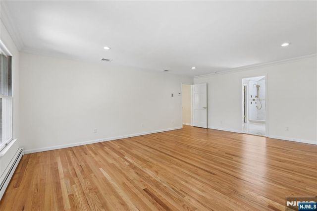 2 W Gate Road, Saddle River, NJ 07458