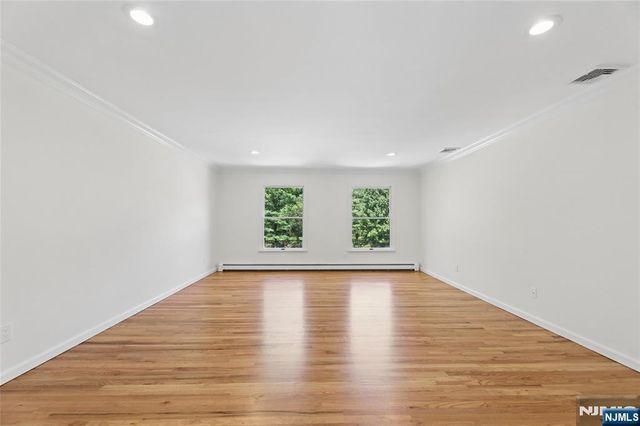 2 W Gate Road, Saddle River, NJ 07458