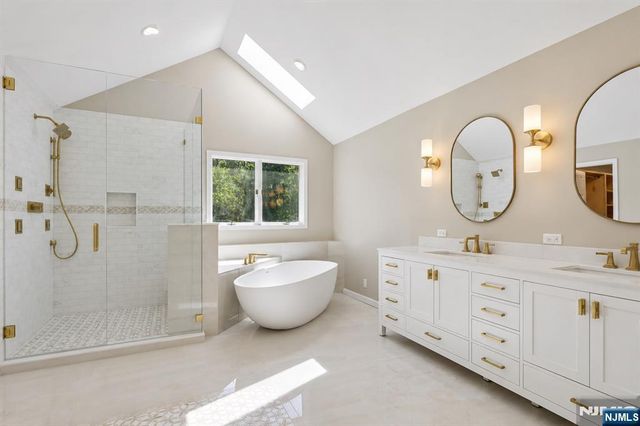 2 W Gate Road, Saddle River, NJ 07458