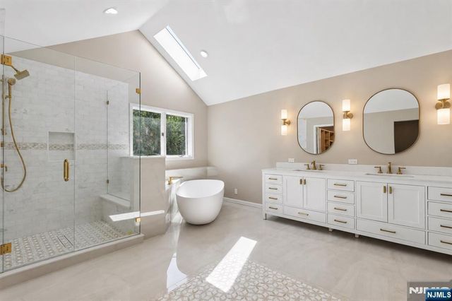 2 W Gate Road, Saddle River, NJ 07458