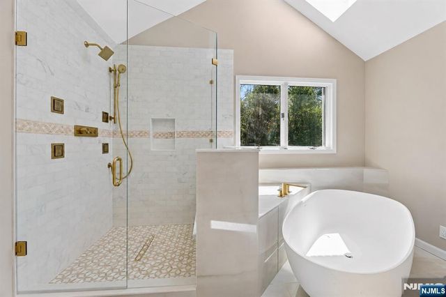 2 W Gate Road, Saddle River, NJ 07458