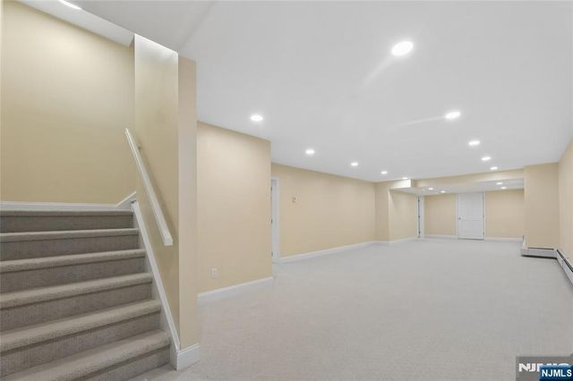 2 W Gate Road, Saddle River, NJ 07458