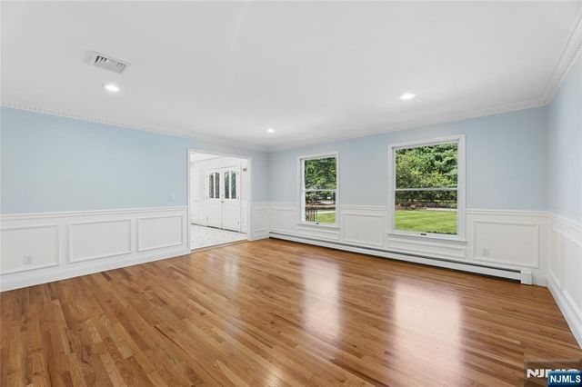 2 W Gate Road, Saddle River, NJ 07458
