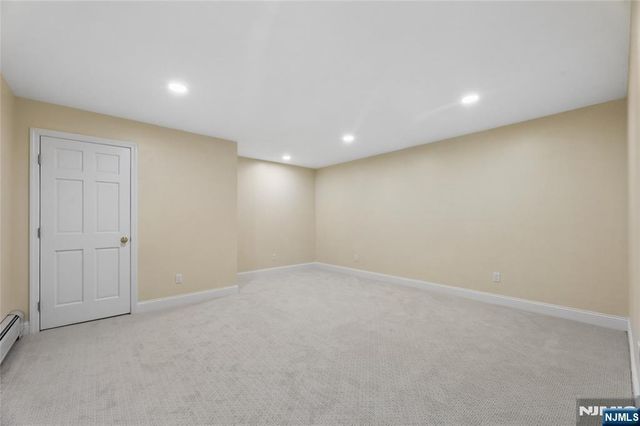 2 W Gate Road, Saddle River, NJ 07458