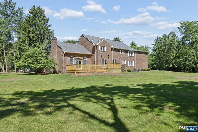 2 W Gate Road, Saddle River, NJ 07458