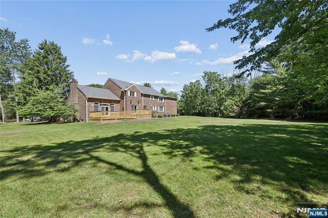 2 W Gate Road, Saddle River, NJ 07458