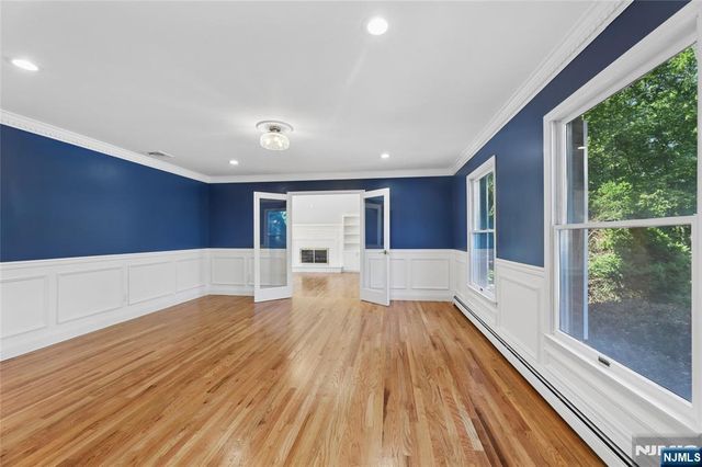 2 W Gate Road, Saddle River, NJ 07458