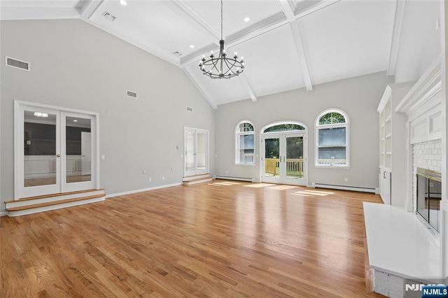 2 W Gate Road, Saddle River, NJ 07458