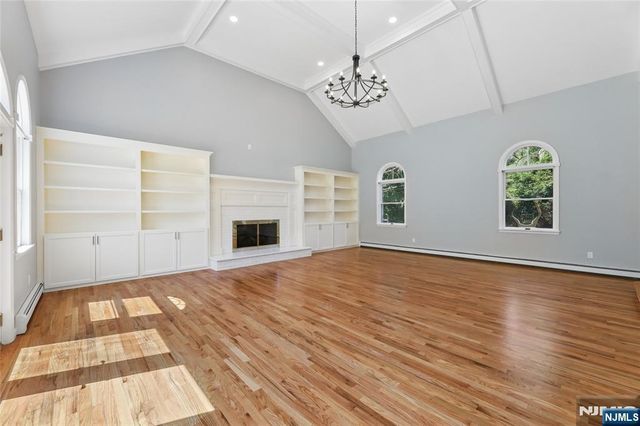 2 W Gate Road, Saddle River, NJ 07458
