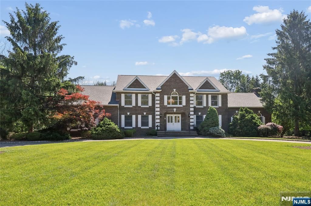 2 W Gate Road, Saddle River, NJ 07458