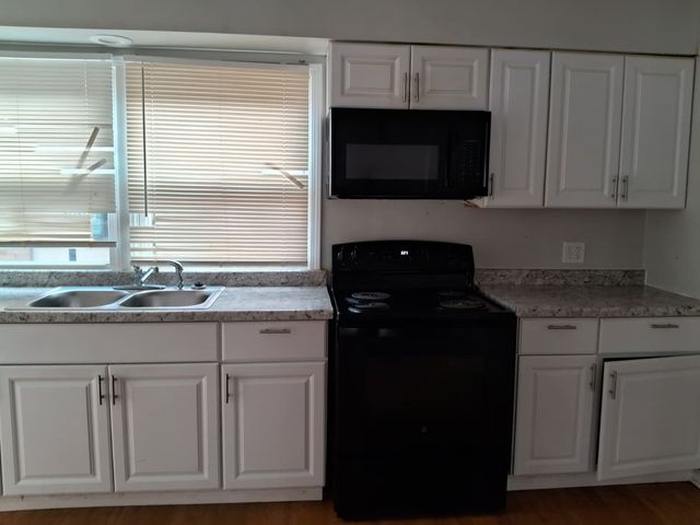 2204 Hebron Avenue D, Zion, IL 60099