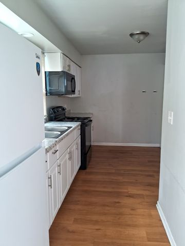 2204 Hebron Avenue D, Zion, IL 60099
