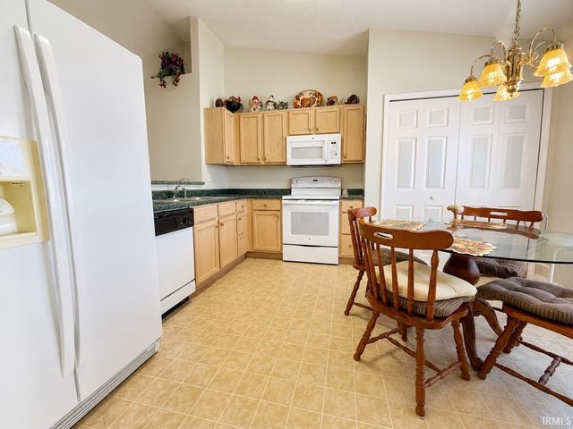 2020 Seasons Ridge Boulevard, Evansville, IN 47715