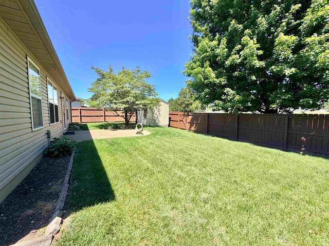 2020 Seasons Ridge Boulevard, Evansville, IN 47715