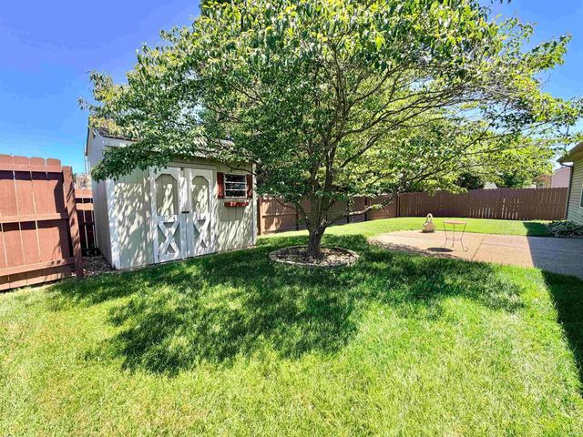 2020 Seasons Ridge Boulevard, Evansville, IN 47715