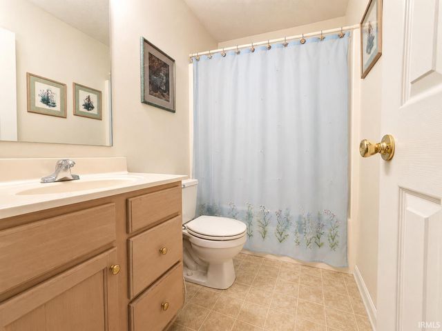 2020 Seasons Ridge Boulevard, Evansville, IN 47715