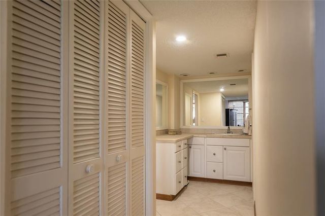 3700 Oaks Clubhouse Drive 103, Pompano Beach, FL 33069