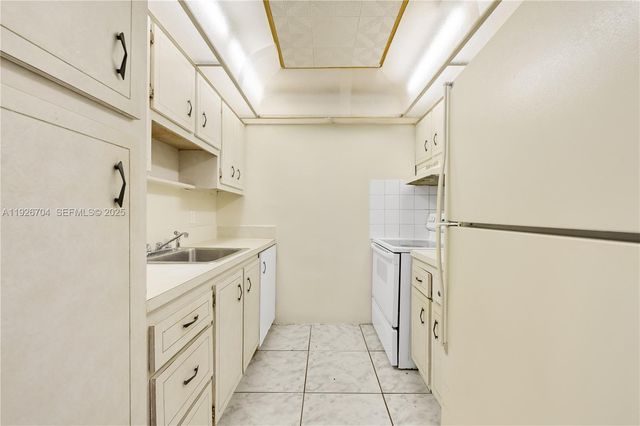 16215 NE 18th Ct 212, North Miami Beach, FL 33162