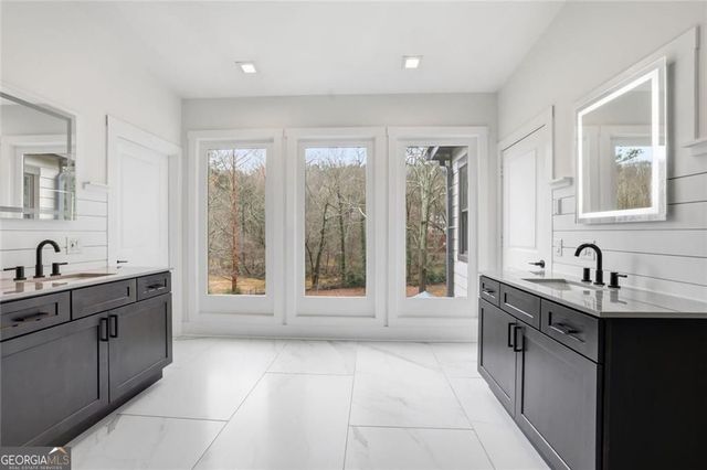 9785 La View Circle, Roswell, GA 30075