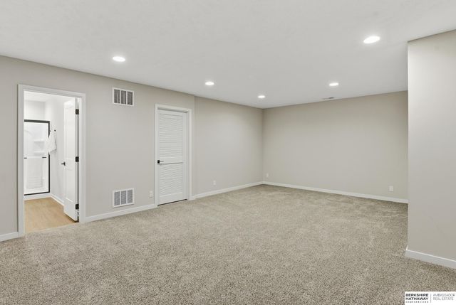 10907 Windward Avenue, Papillion, NE 68046