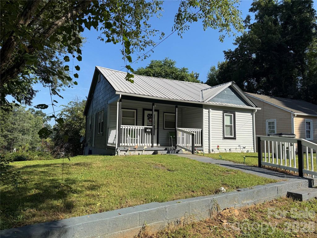 703 Stage Street NW, Lenoir, NC 28645