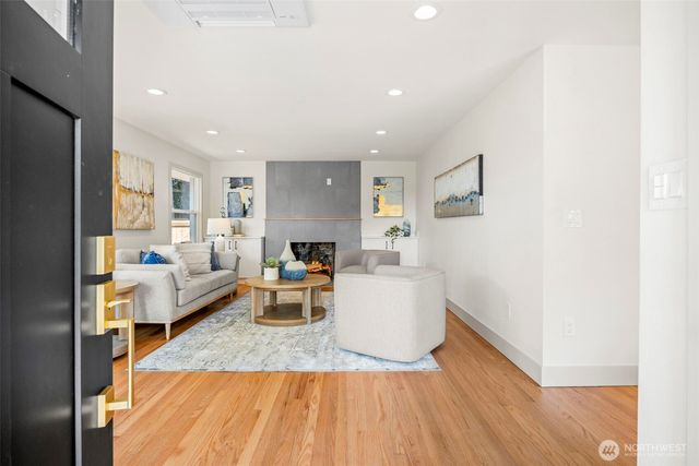 210 N 115th Street, Seattle, WA 98133