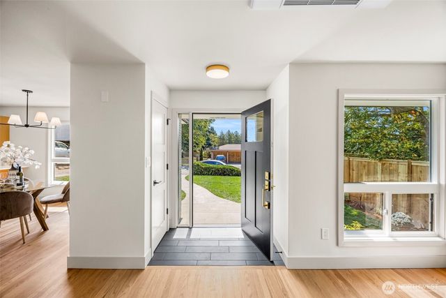 210 N 115th Street, Seattle, WA 98133
