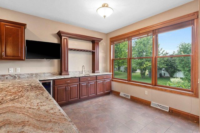1892 N SUNRISE LANE, Appleton, WI 54913