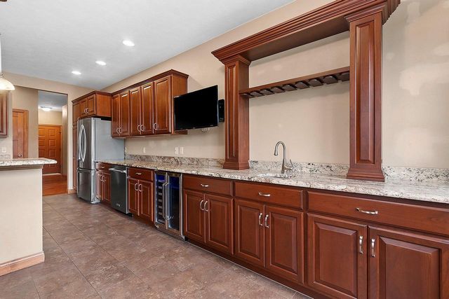 1892 N SUNRISE LANE, Appleton, WI 54913